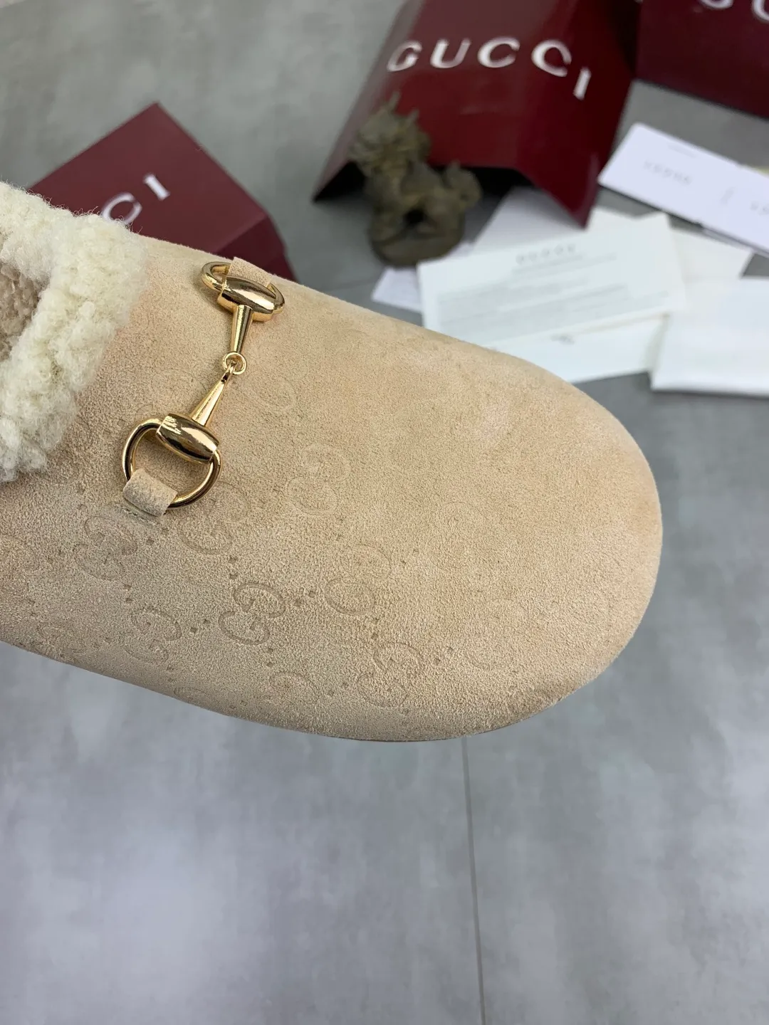 Men's shoes 💰P400 [New style] 💰 Women's half-flop 🆘 "Real wool" [GUCCI] 👉 Popular men's shoes official website synchronization 🔰 Quality [proud] is not comparable to the imitations in the general market 🌀 The upper is imported Italian frosted cowhide, and the lining: foot pad 🅰️ grade 🐑 real wool 👻 Only Grade A can show the effect The hand feels smooth and delicate 🔱The shoe shape is grand, only the factory can achieve it 🎄The perfect toughness of the original outsole 👻⬛️Only allows customers to bid farewell to one-time consumption. Real wool lining, super warm. 2️⃣Colors available Sizes: 35-44